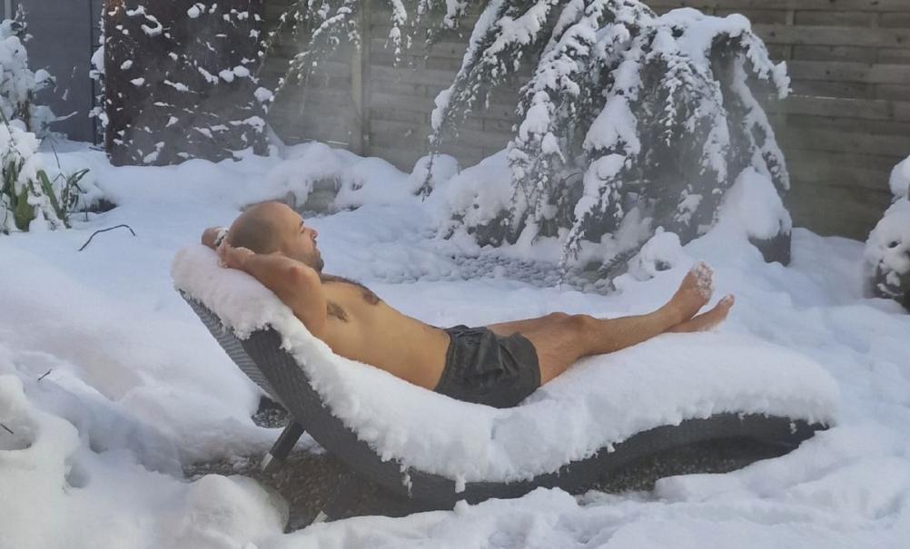 Rattan Liege im Schnee